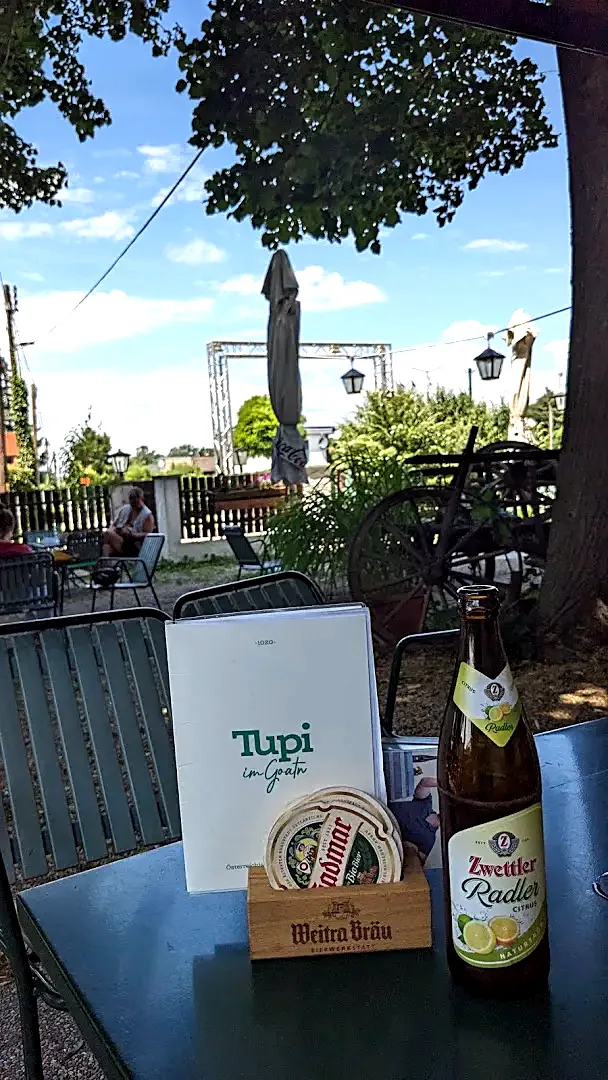 Tupi im Goatn — Im Garten